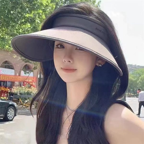 Wide-brimmed sun hat with open top